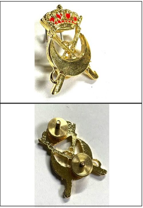EMBLEMA METÁLICO PARA TARBUCH REGULARES DORADO Y ROJO CON DOS TUERCAS TRASERAS PARA FIJAR EL EL FRONTAL DEL TARBUCH