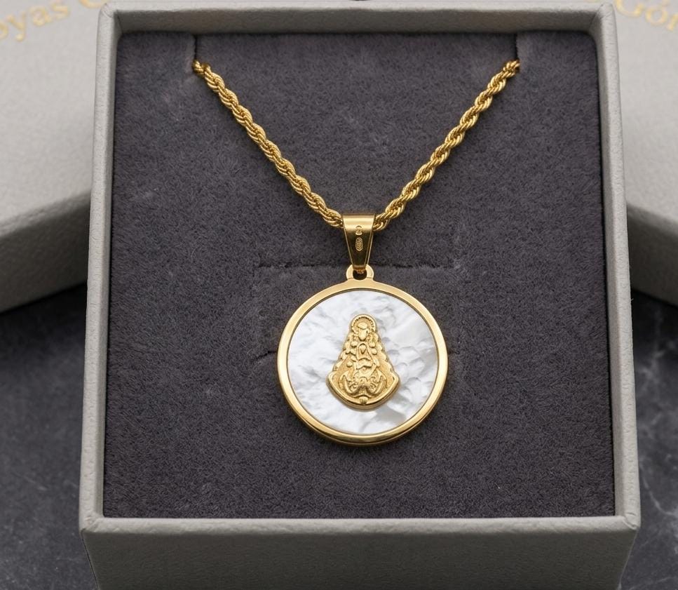 Medalla virgen del Rocío nácar , acero 316L chapado oro 18k